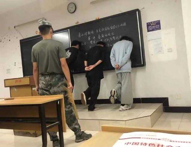 网友们拍到的窒息名场面,谢谢,代入感太强 网友们拍到的窒息名场面,谢谢,代入感太强