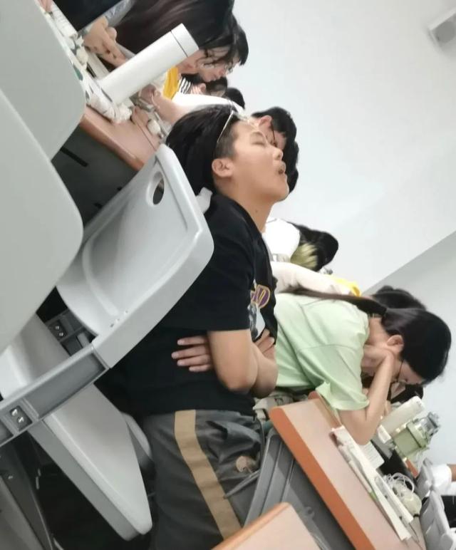网友们拍到的窒息名场面,谢谢,代入感太强 网友们拍到的窒息名场面,谢谢,代入感太强