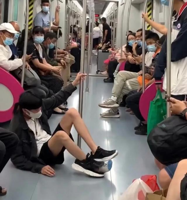 网友们拍到的窒息名场面,谢谢,代入感太强 网友们拍到的窒息名场面,谢谢,代入感太强