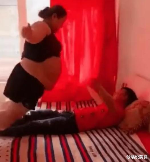 “女生穿裙子的时千万不要站在强光下,旁边的大爷都看呆了”哈哈哈哈哈 “女生穿裙子的时千万不要站在强光下,旁边的大爷都看呆了”哈哈哈哈哈