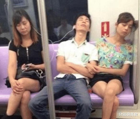 “女生穿裙子的时千万不要站在强光下,旁边的大爷都看呆了”哈哈哈哈哈 “女生穿裙子的时千万不要站在强光下,旁边的大爷都看呆了”哈哈哈哈哈