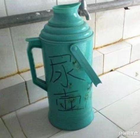 “女生穿裙子的时千万不要站在强光下,旁边的大爷都看呆了”哈哈哈哈哈 “女生穿裙子的时千万不要站在强光下,旁边的大爷都看呆了”哈哈哈哈哈
