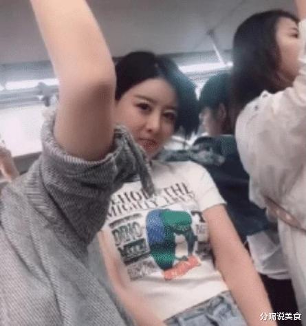 “女生穿裙子的时千万不要站在强光下,旁边的大爷都看呆了”哈哈哈哈哈 “女生穿裙子的时千万不要站在强光下,旁边的大爷都看呆了”哈哈哈哈哈