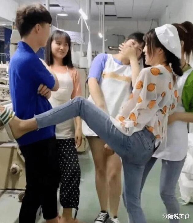 “女生穿裙子的时千万不要站在强光下,旁边的大爷都看呆了”哈哈哈哈哈 “女生穿裙子的时千万不要站在强光下,旁边的大爷都看呆了”哈哈哈哈哈