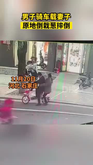 轻松一刻:正打球呢大叔突然掏出来,小伙看懵了… 轻松一刻:正打球呢大叔突然掏出来,小伙看懵了…