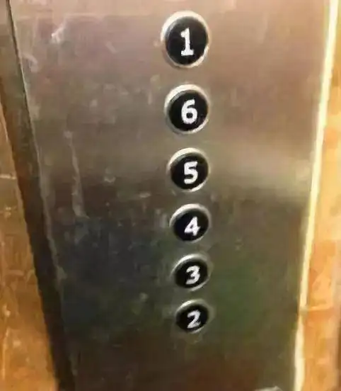 轻松一刻：正打球呢大叔突然掏出来，小伙看懵了…