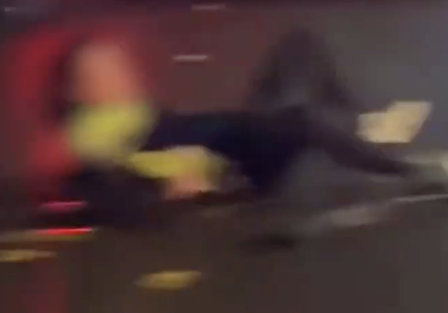 轻松一刻：正打球呢大叔突然掏出来，小伙看懵了…