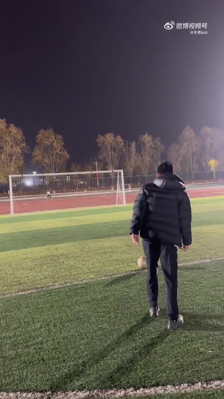 轻松一刻:正打球呢大叔突然掏出来,小伙看懵了… 轻松一刻:正打球呢大叔突然掏出来,小伙看懵了…