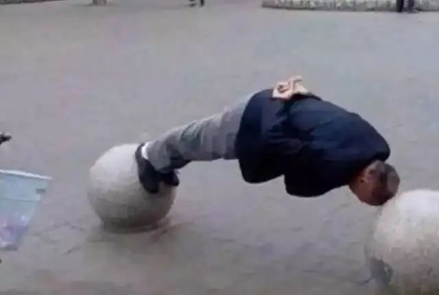 轻松一刻：正打球呢大叔突然掏出来，小伙看懵了…