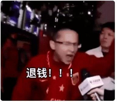 轻松一刻：正打球呢大叔突然掏出来，小伙看懵了…