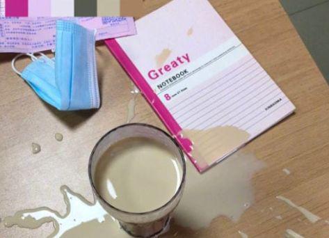 轻松一刻：正打球呢大叔突然掏出来，小伙看懵了…