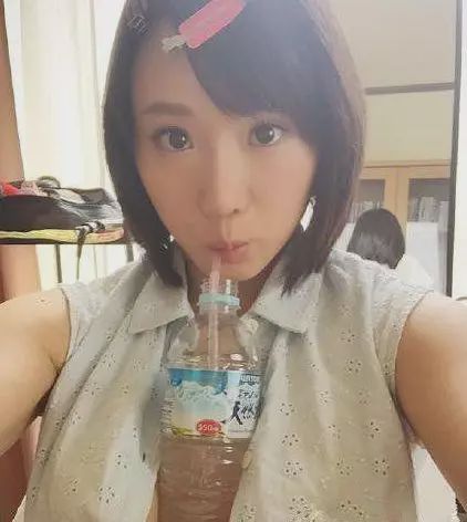搞笑GIF:带女朋友来看海豚,她竟说看到她上辈子的男人了 搞笑GIF:带女朋友来看海豚,她竟说看到她上辈子的男人了