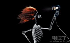 X光下的女人吹头发