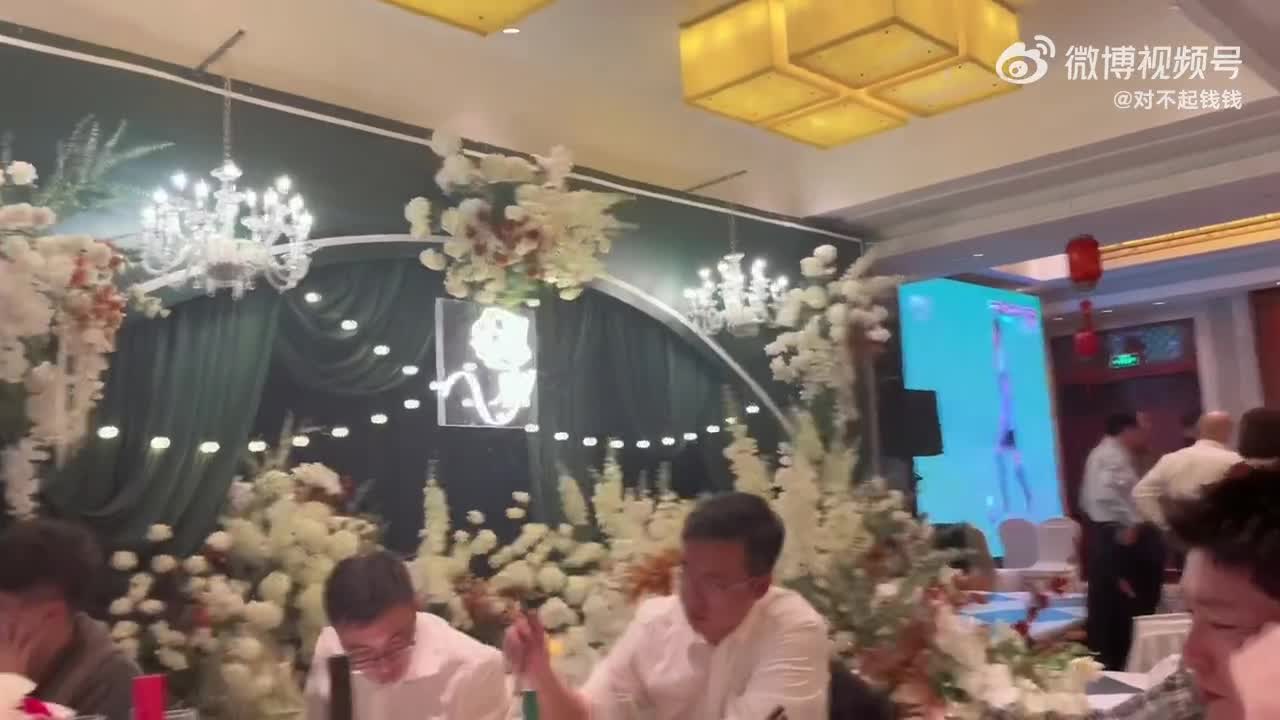 轻松一刻：好家伙，这女孩子是在想入菲菲啊！