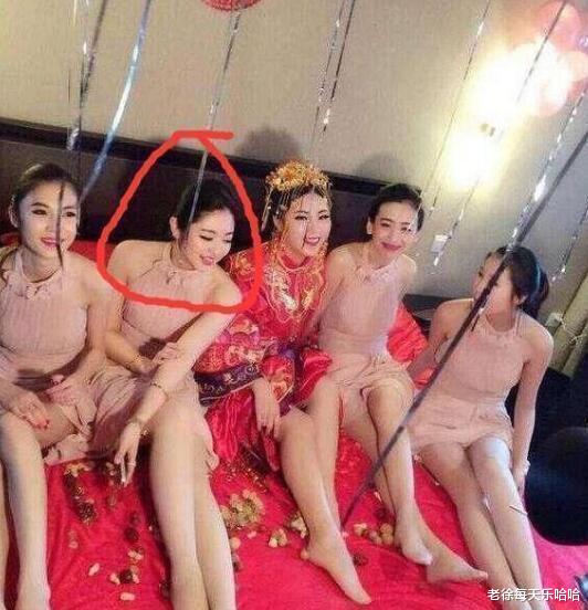 “当伴娘不仅要长得漂亮,坐姿也很重要啊!”你们这姿势多尴尬啊,哈哈哈 “当伴娘不仅要长得漂亮,坐姿也很重要啊!”你们这姿势多尴尬啊,哈哈哈