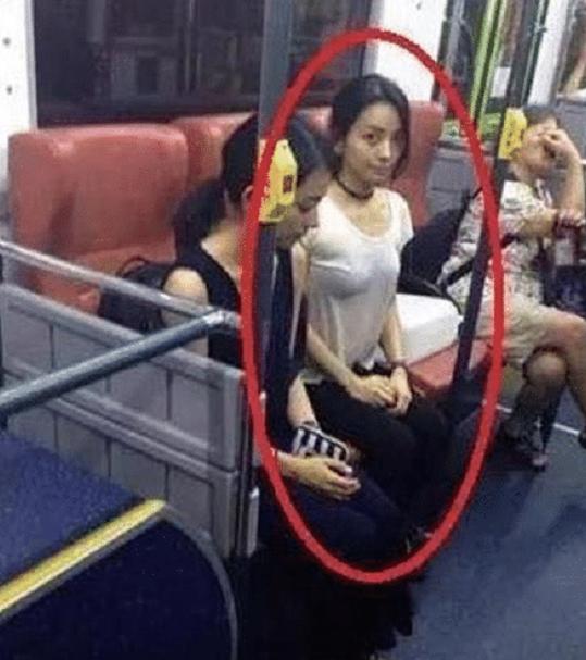 妹子你穿这么薄的衣服出门,不觉得尴尬吗?旁边的闺蜜都对你无语了 妹子你穿这么薄的衣服出门,不觉得尴尬吗?旁边的闺蜜都对你无语了