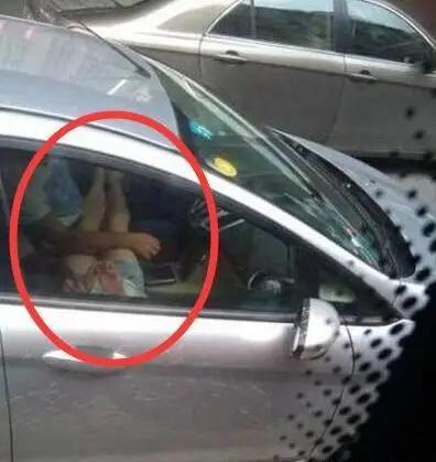 妹子你穿这么薄的衣服出门,不觉得尴尬吗?旁边的闺蜜都对你无语了 妹子你穿这么薄的衣服出门,不觉得尴尬吗?旁边的闺蜜都对你无语了