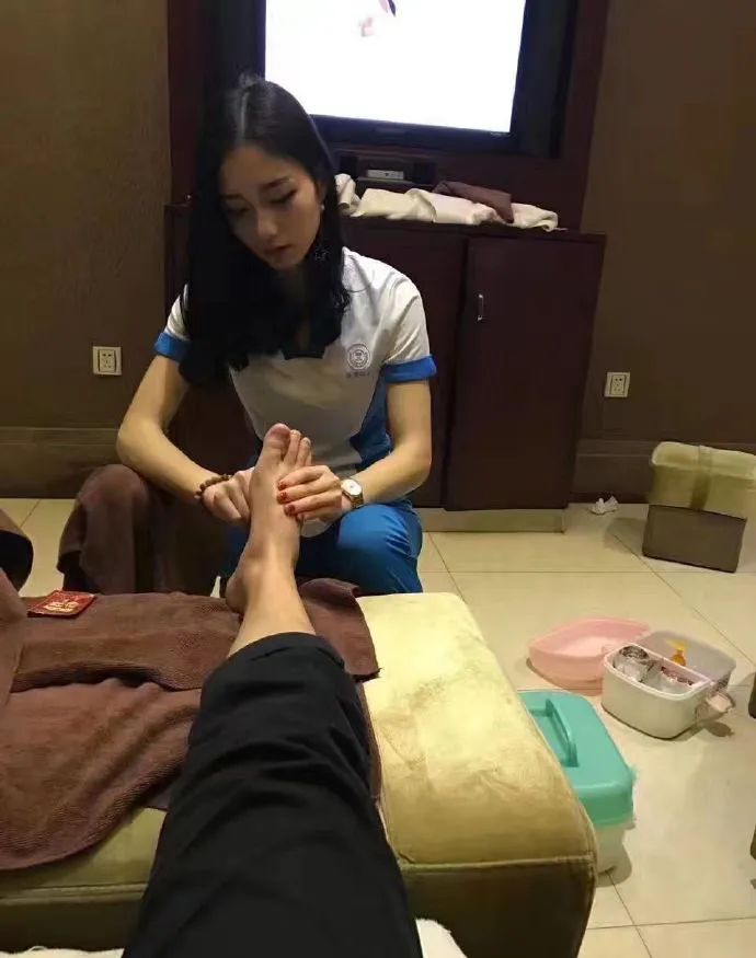 女技师照片的背后,隐藏着什么样的秘密 女技师照片的背后,隐藏着什么样的秘密