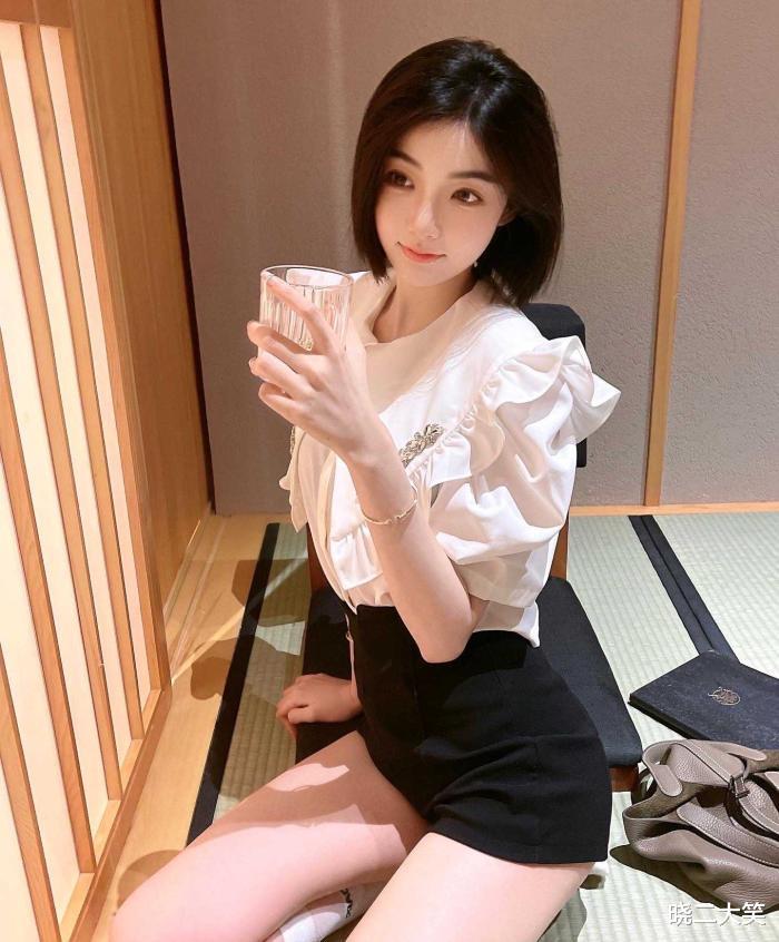 姑娘,下次拍照的时候多注意点!亮点都看到了哈哈哈 姑娘,下次拍照的时候多注意点!亮点都看到了哈哈哈