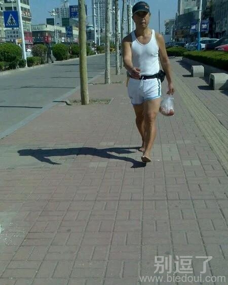 赤脚走路的人。。 赤脚走路的人。。