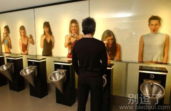 厕所搞笑图片：被女人看着上厕所
