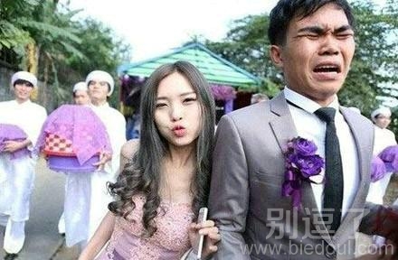 原来这是伴娘，新娘在左边