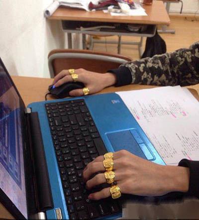 要不要这么炫富呀,满手的大金戒指 要不要这么炫富呀,满手的大金戒指