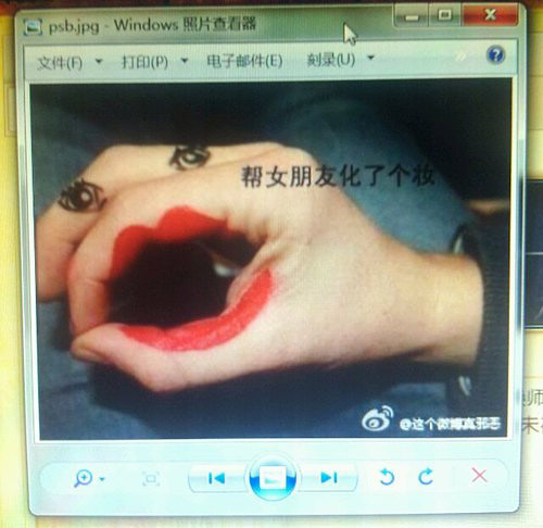年轻人玩转手指的趣味图片。