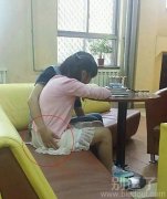 正在做作业的情侣。 正在做作业的情侣。