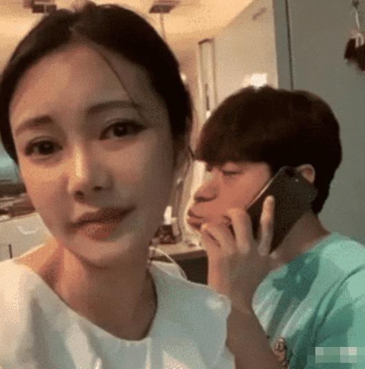 “趁老婆不在跳戏她闺蜜,没想到到手了该怎么办?”哈哈赶紧跑路吧 “趁老婆不在跳戏她闺蜜,没想到到手了该怎么办?”哈哈赶紧跑路吧