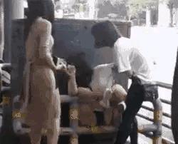 姑娘拍照太大意了,车玻璃的亮点被看得一清二楚,非常尴尬 姑娘拍照太大意了,车玻璃的亮点被看得一清二楚,非常尴尬