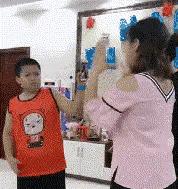 姑娘拍照太大意了,车玻璃的亮点被看得一清二楚,非常尴尬 姑娘拍照太大意了,车玻璃的亮点被看得一清二楚,非常尴尬