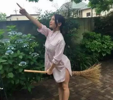 小姨子常常给我发消息,老是让我倒着念,后来才知道… 小姨子常常给我发消息,老是让我倒着念,后来才知道…