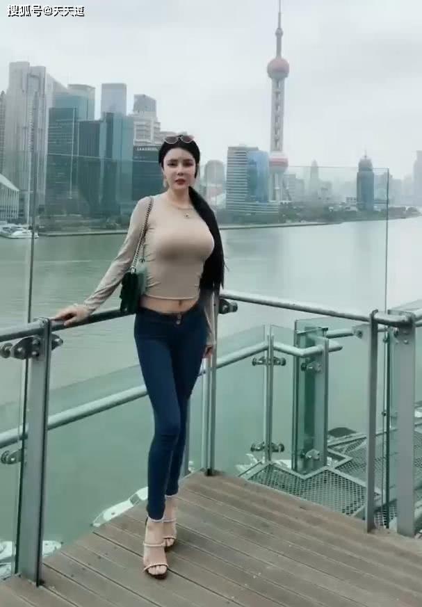 新娘太调皮了,不带这么逗人玩的吧 新娘太调皮了,不带这么逗人玩的吧