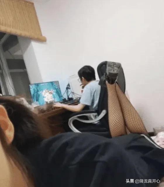 明明把她们p的很好看,为什么她们会生气? 明明把她们p的很好看,为什么她们会生气?