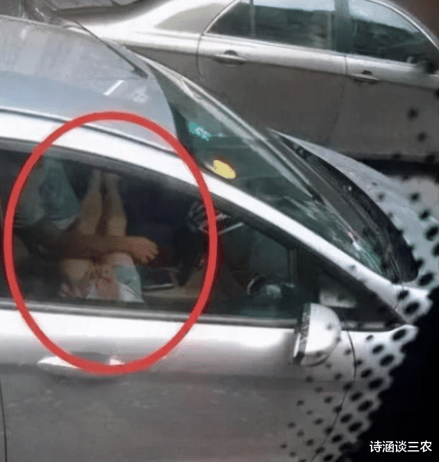 “兄弟,你是不是忘记车窗是透明的?不要以为没人看得见啊!”哈哈哈哈哈 “兄弟,你是不是忘记车窗是透明的?不要以为没人看得见啊!”哈哈哈哈哈