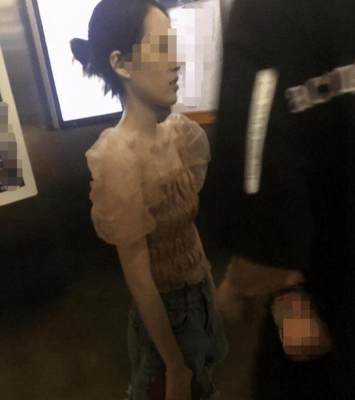 “家里拆迁,几个女同事跑来抢着做饭,我该吃谁的呢?”哇哈哈哈哈~ “家里拆迁,几个女同事跑来抢着做饭,我该吃谁的呢?”哇哈哈哈哈~