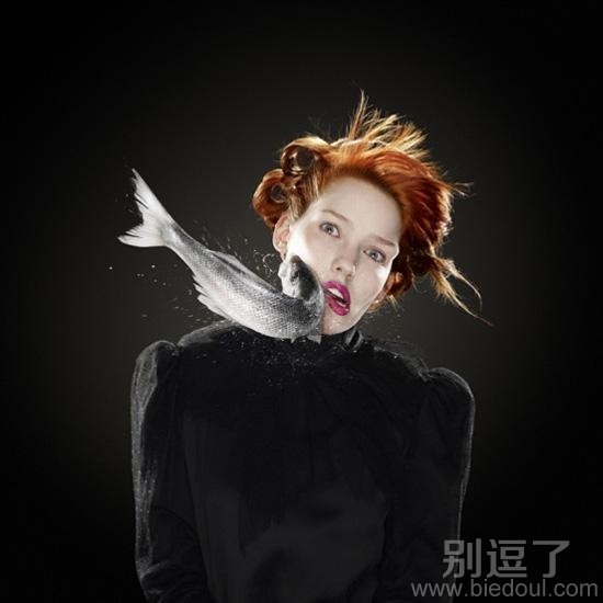 鱼儿攻击人的时刻。 鱼儿攻击人的时刻。