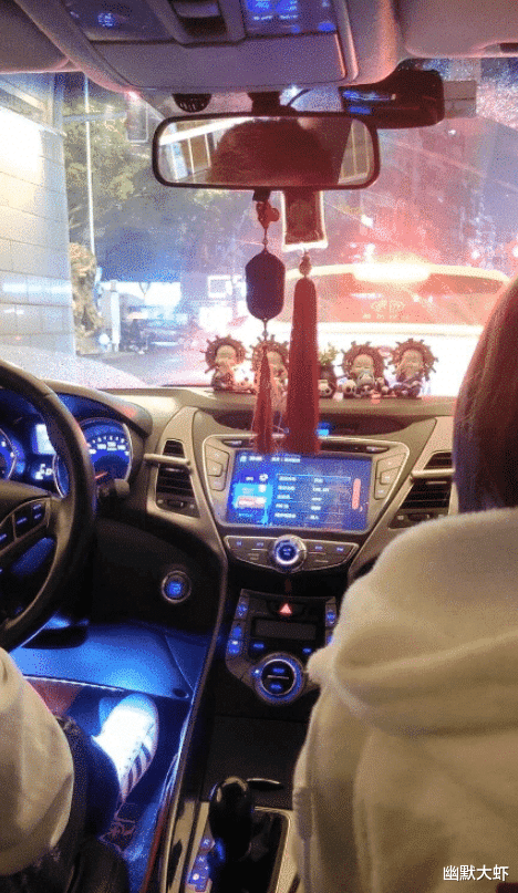 “前女友发照片跟我炫耀,说在路虎车里,怎么看着不像呢?”哈哈哈 “前女友发照片跟我炫耀,说在路虎车里,怎么看着不像呢?”哈哈哈