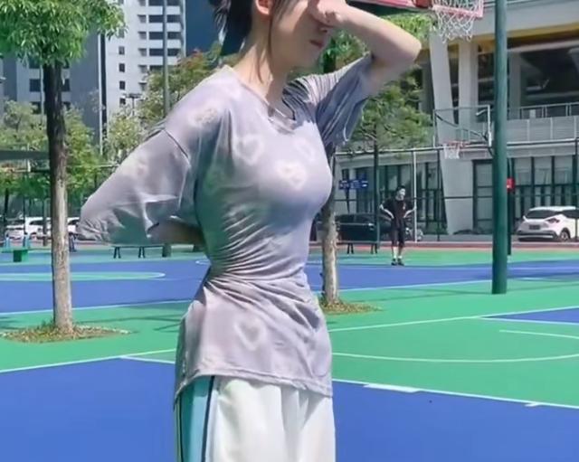 搞笑图片:老爸把他的秘书介绍给我,我觉得很不合适 搞笑图片:老爸把他的秘书介绍给我,我觉得很不合适