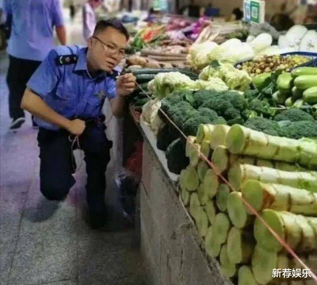 “一抬头被你吓得不轻!”哈哈哈哈~隔壁床的后脑勺长的挺别致! “一抬头被你吓得不轻!”哈哈哈哈~隔壁床的后脑勺长的挺别致!