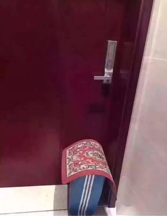“你有一个快递,给你放门口了!”哈哈哈……我笑到不能呼吸了 “你有一个快递,给你放门口了!”哈哈哈……我笑到不能呼吸了