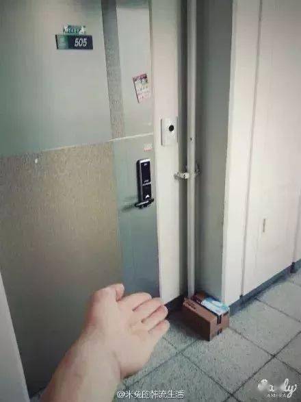 “你有一个快递,给你放门口了!”哈哈哈……我笑到不能呼吸了 “你有一个快递,给你放门口了!”哈哈哈……我笑到不能呼吸了