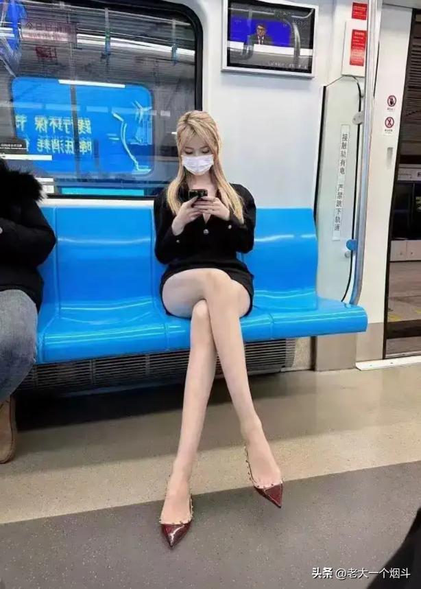 爆笑神评论:飞机上的服务员叫空姐,那地铁上的服务员叫什么? 爆笑神评论:飞机上的服务员叫空姐,那地铁上的服务员叫什么?