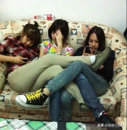 搞笑趣图 火车上遇到漂亮的妹子脱鞋，应该怎样提醒她？