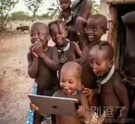 在看电脑的小孩子。 在看电脑的小孩子。