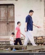 三个人并排走。。 三个人并排走。。