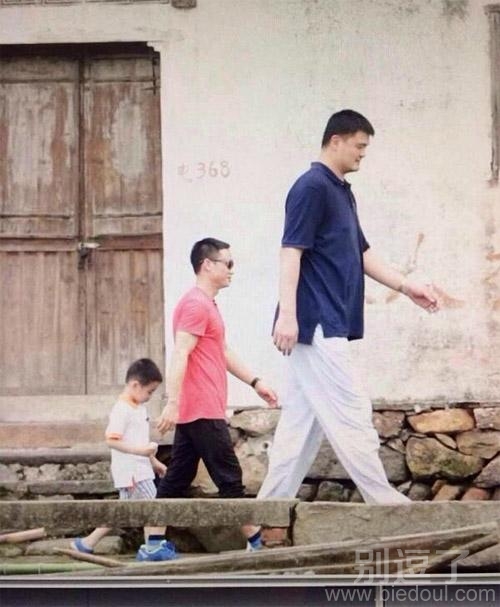 三个人并排走。。 三个人并排走。。