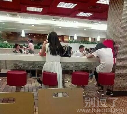 女神和女屌丝的背影