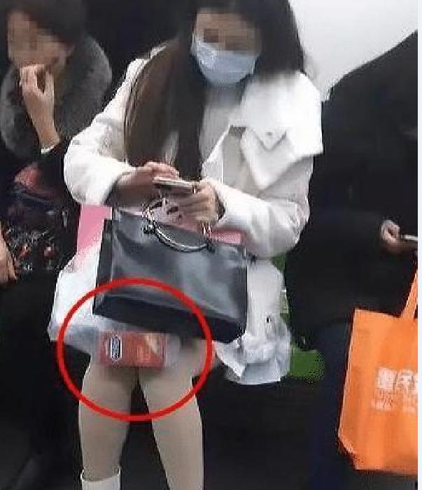 妹子,换个不透明的袋子吧,里面的东西都被看见了,多难为情啊! 妹子,换个不透明的袋子吧,里面的东西都被看见了,多难为情啊!